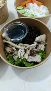 Hình ảnh Cơm lứt ức gà xào nấm