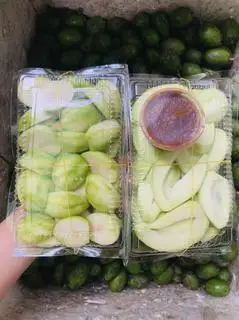 Hình ảnh 2 hộp cóc xoài non 800 kèm 2 hủ mắm ruốc 2 bịch muối