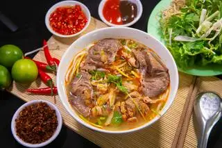 Bún bò tái nạm giò - 55.000 ₫ tại Bún Bò Huế O Châu - Lê Trọng Tấn