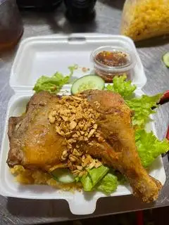 Cơm đùi gà góc tư mắm tỏi - 60.000 ₫ tại Tiệm Cơm Cô Ba - Nguyễn Văn Nguyễn