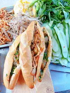 Hình ảnh Bánh Mì Thịt Xíu Kẹp Bánh Bột Lọc
