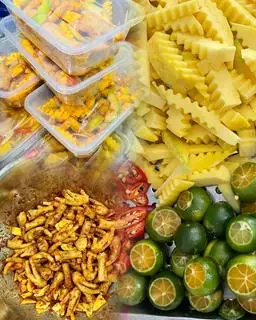 Hình ảnh Chân gà sốt thái kèm sốt chấm