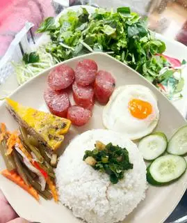 Hình ảnh cơm lạp xưởng,trứng chả 