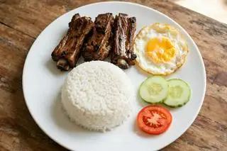 Hình ảnh cơm sườn nướng trứng ốp