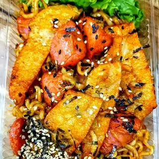 Hình ảnh Mì cay chả cá xúc xích