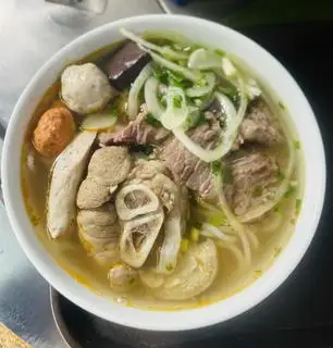 Hình ảnh Bún bò Huế đầy đủ
