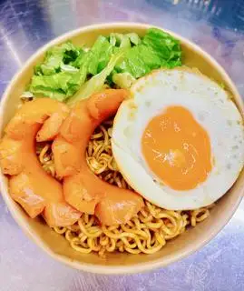 Hình ảnh Mì trộn xúc xích - trứng