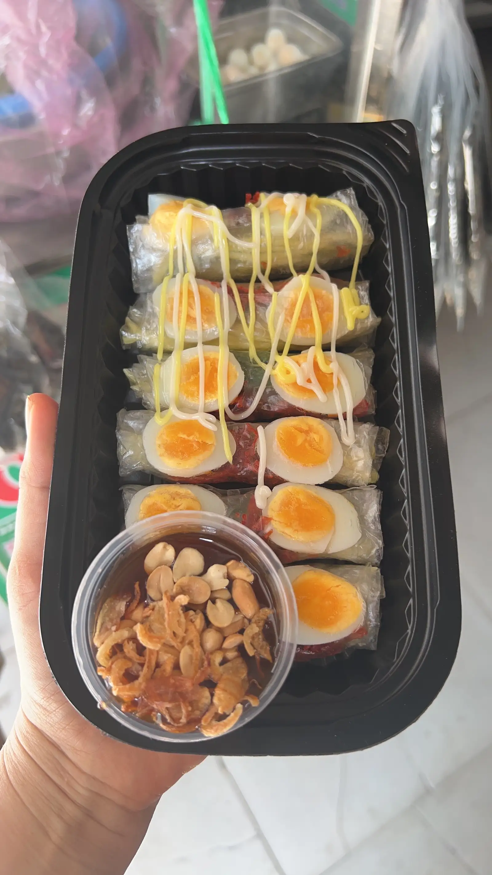 Hình ảnh bánh cuộn khô bò đỏ,trứng cút(sốt me)