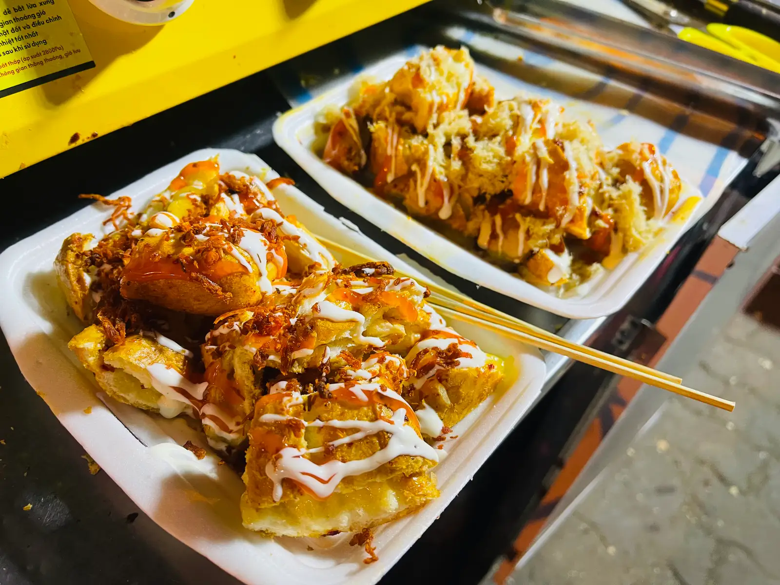 Hình ảnh Bánh mì muối ớt đẫm sốt ong vàng