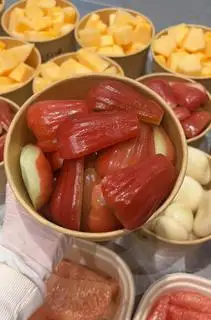 Hình ảnh Roi đỏ gọt sẵn - kèm muối ớt chua cay