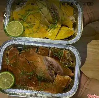 Hình ảnh Combo 1/2 gà ủ muối - 1/ gà hun khói