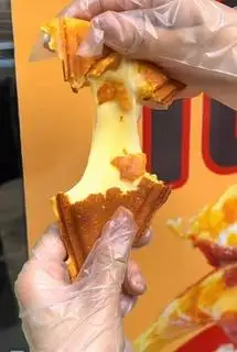 Hình ảnh Hotdog phô mai mozzarella kéo sợi