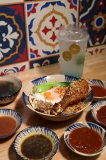 Hình ảnh Mì trộn gà mắm - trứng chiên
