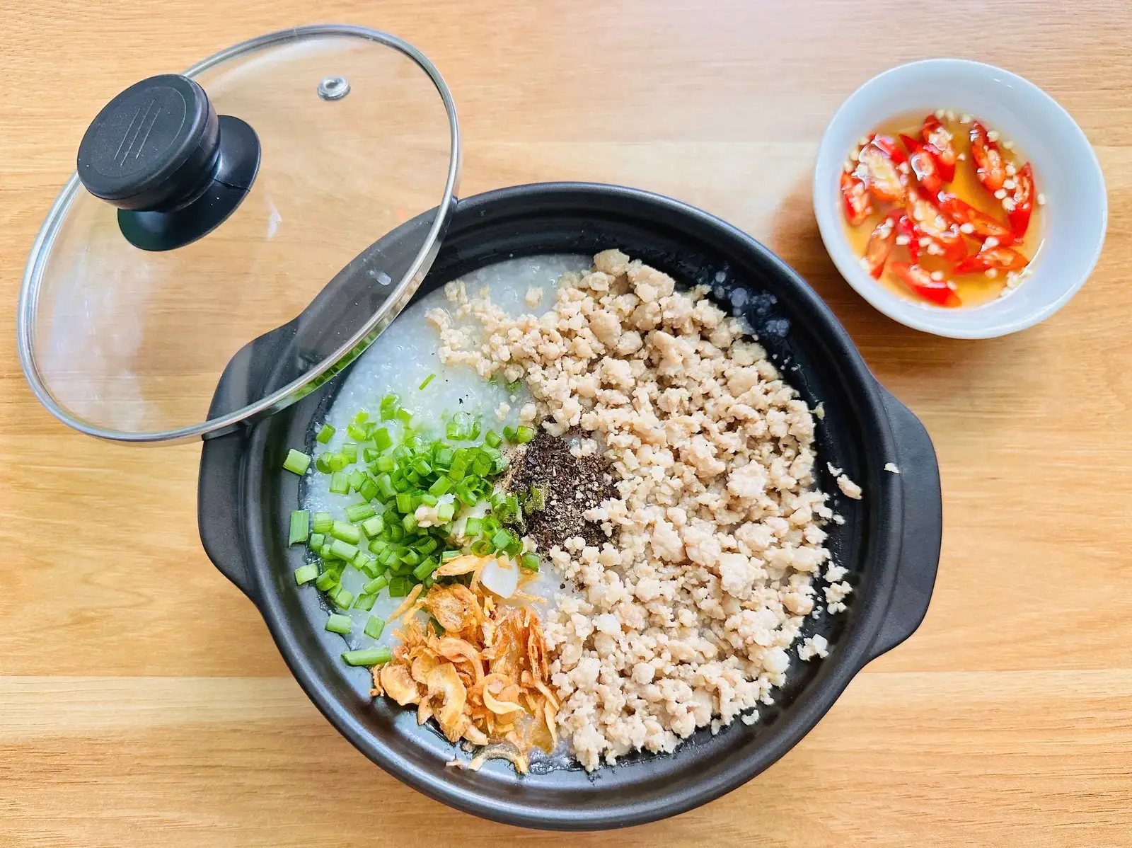 cháo thịt bằm - 33.000 ₫ tại Cháo Bình - Cháo Sườn & Cháo Ếch Singapore - Đường số 48