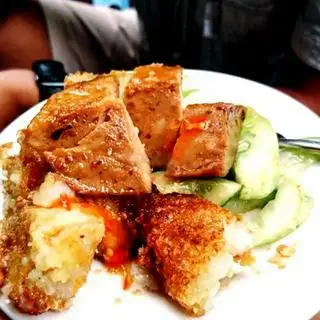 Hình ảnh Bánh trưng rán kèm dưa chuột tương ớt