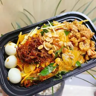Hình ảnh Bánh Tráng Phơi Sương Full Topping Tóp Mỡ Trứng Trộn Sẵn