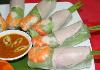 Gỏi cuốn tôm thịt - tai heo - 15.000 ₫ tại Quyên - Cơm Gà, Bún & Gỏi Cuốn - Nguyễn Công Trứ
