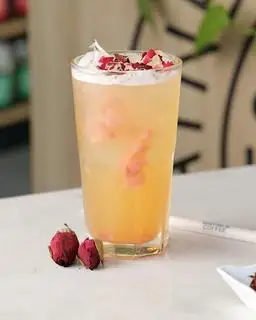 Trà vải hoa hồng - 65.000 ₫ tại Wayne's Coffee - 265 Phạm Ngũ Lão