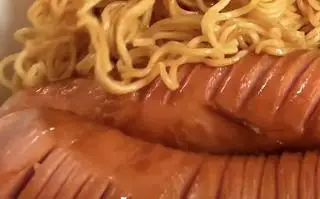 Hình ảnh Mì trộn 2 xúc xích.