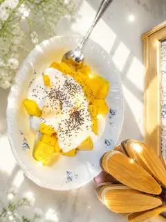 Hình ảnh Bữa sáng nhẹ bụng cùng sữa chua và trái cây