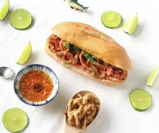 Hình ảnh Bánh mì chả cá nóng