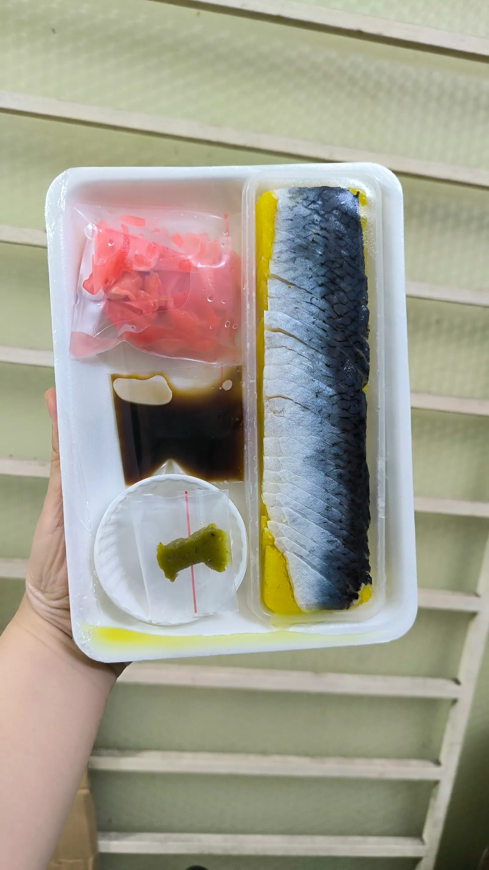 Cá trích ép trứng tặng kèm gừng hồng Nhật,nước tương,washabi(mù tạt). - 115.000 ₫ tại Mẹ Gấu - Gà Ủ Muối - Nguyễn Văn Lượng