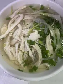 Hình ảnh Phở gà lườn không da