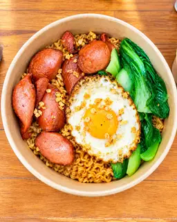 Hình ảnh Mì Trộn Trứng + Xúc Xích