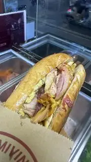 Hình ảnh Bánh mì gà ủ muối trứng chiên