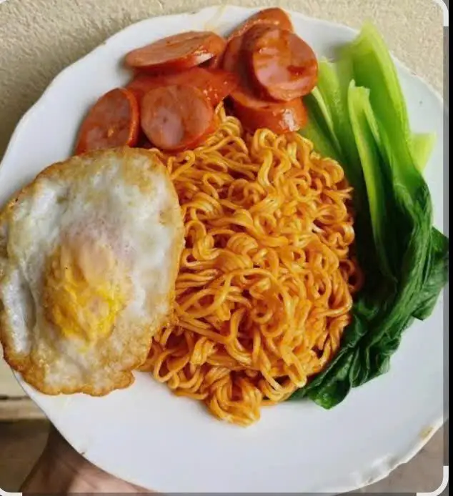 Hình ảnh mì xào xúc xích trứng