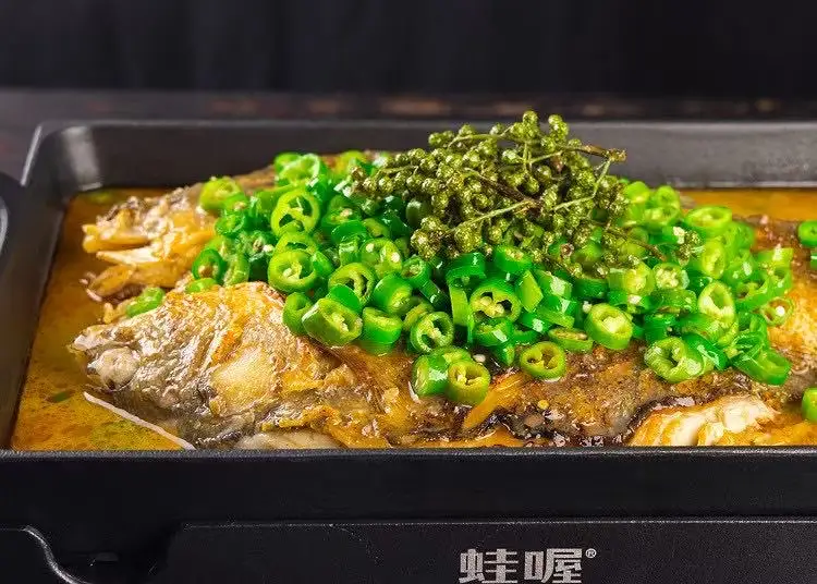 青花椒豆花烤海烤鱼 Cá Vược Nướng Sốt Hoa Tiêu - 850.000 ₫ tại WOW Ếch Nướng - Cá Nướng - Nguyễn Thái Học
