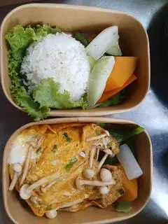 Hình ảnh Cơm trắng - trứng chiên nấm - salad - rau củ