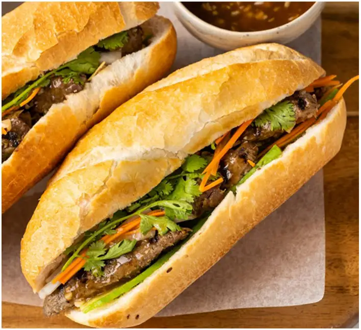 Bánh mì special A (1 bò + 1 trứng) - 39.000 ₫ tại Hello Bánh Mì Hamburger & Chicken - Đường 49