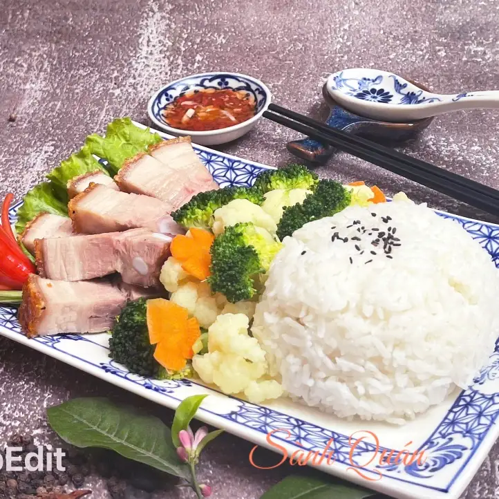 Hình ảnh Cơm Heo Quay Ngũ Vị Giòn Bì