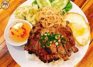 Cơm sườn trứng chiên - 65.000 ₫ tại Cơm Tấm Long Xuyên 888 - Cống Quỳnh