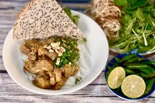 Hình ảnh mì quảng gà đặc biệt