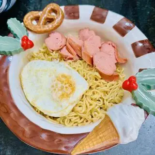 Hình ảnh Mì Trộn Phomai Xúc Xích Trứng Ốp