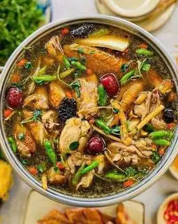 Hình ảnh Lẩu gà tiềm ớt nguyên con