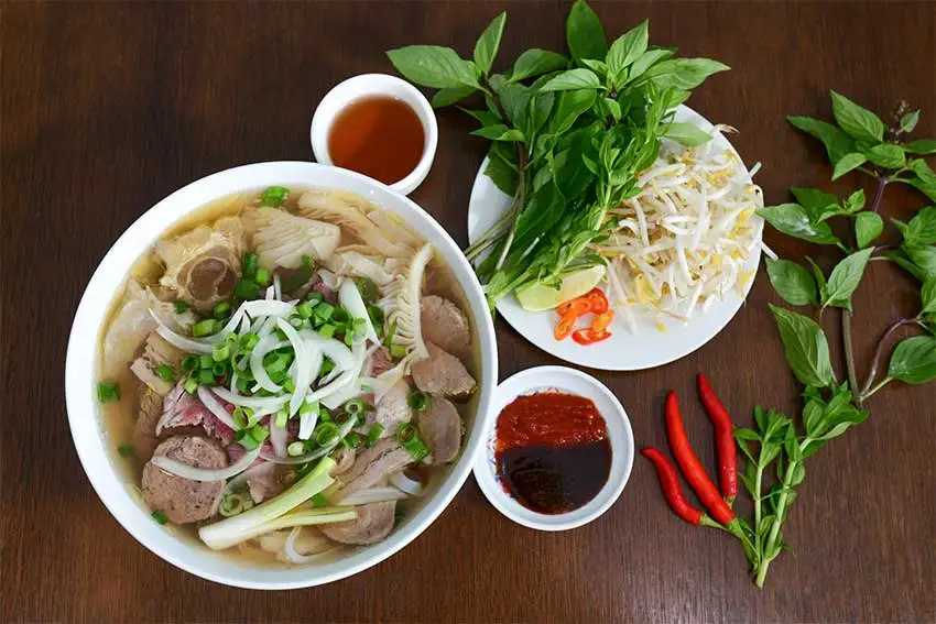 Phở tái bò viên - 65.000 ₫ tại Phở Hiếu - Bùi Đình Túy