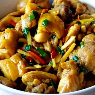 Hình ảnh Gà tươi rang gừng (một con)