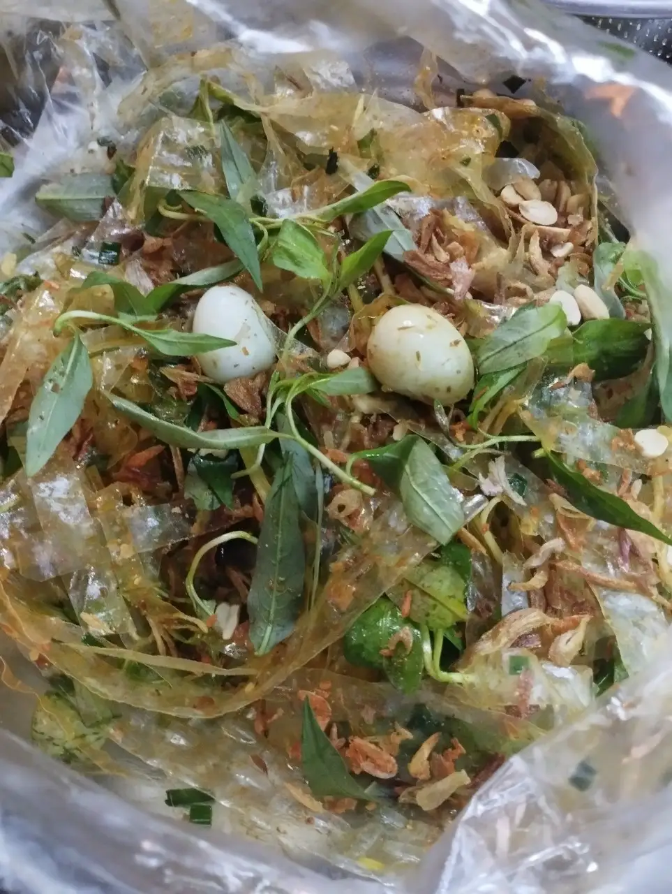Bánh tráng trộn trứng cút .. nuớc bò - 28.000 ₫ tại Bánh Tráng Trộn H Cẩm - Lê Đại Hành