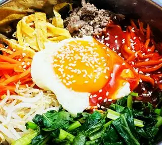 Hình ảnh Cơm trộn Hàn Quốc - cá hồi