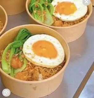 Hình ảnh MÌ INDOMIE VỊ BÒ CAY TRỨNG XÚC XÍCH