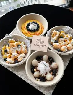 Hình ảnh Sữa chua Hy Lạp mứt Việt quất mix trái vây, granola