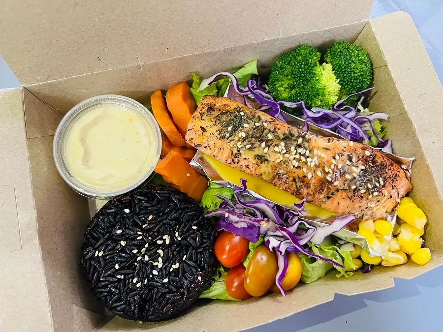 Cơm Gạo Lứt - Cá hồi áp chảo sốt chanh dây - 99.000 ₫ tại Konoha Kitchen - Eat Clean - Sinh Tố & Nước Ép Trái Cây – Phạm Ngũ Lão