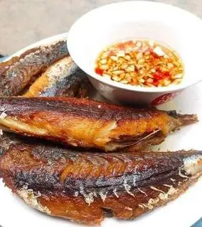 Cơm cá chiên - 40.000 ₫ tại Quán Cơm 18 - Cơm Trưa Văn Phòng - Phạm Văn Hai