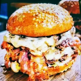 Hình ảnh Burger bò phô mai - thịt xông khói