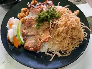 Sườn Bì - 60.000 ₫ tại CƠM MÁ 3 - Cơm Tấm & Cơm Trưa Văn Phòng Sài Gòn - Diên Hồng