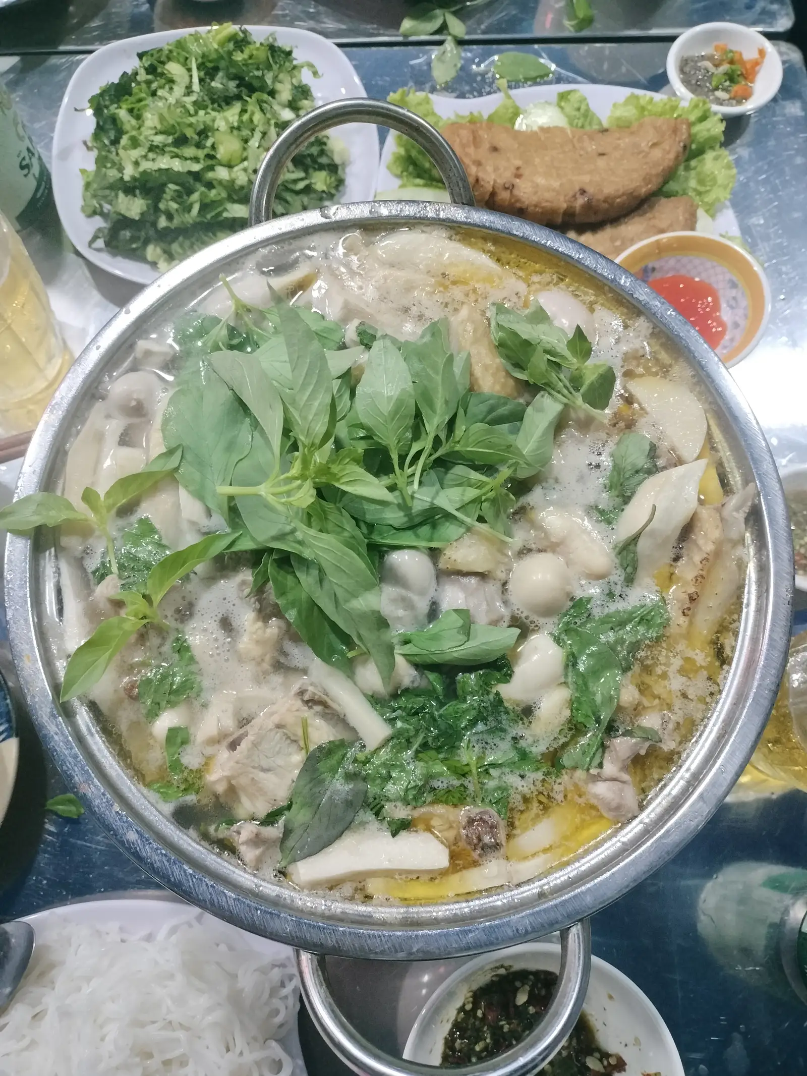 Hình ảnh lẩu gà lá é vừa