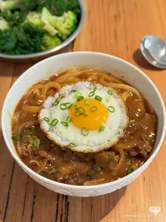 Mì Udon bò xào sốt curry - 110.000 ₫ tại Mè Chì - Mì, Chè & Khoai - Trần Văn Đang
